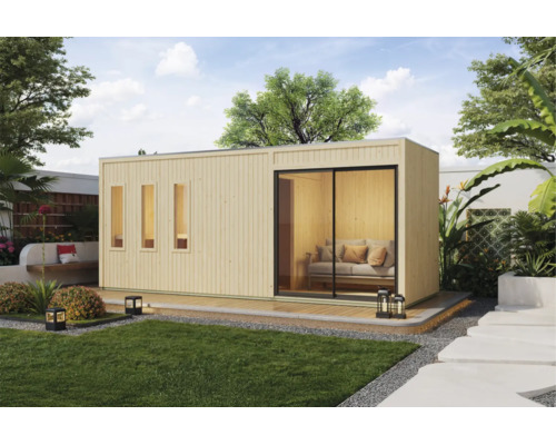 Modern houten tuinhuis met plat dak, schuifdeur en drie smalle ramen op een houten terras in een tuin.