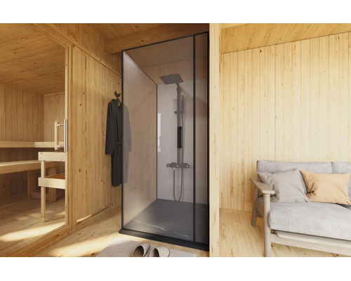 Moderne douche met glazen douchewand en regendouche in een wellnessruimte met houten sauna en zithoek.
