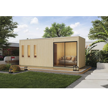 Modern houten tuinhuis met drie smalle ramen en een grote schuifdeur, geplaatst in een verzorgde tuin.