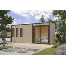 Modern tuinhuis van hout met een verticale lattengevel, grote ramen, een schuifdeur en een geïntegreerd houten terras in de tuin.