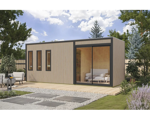 Modern tuinhuis van hout met een verticale lattengevel, grote ramen, een schuifdeur en een geïntegreerd houten terras in de tuin.
