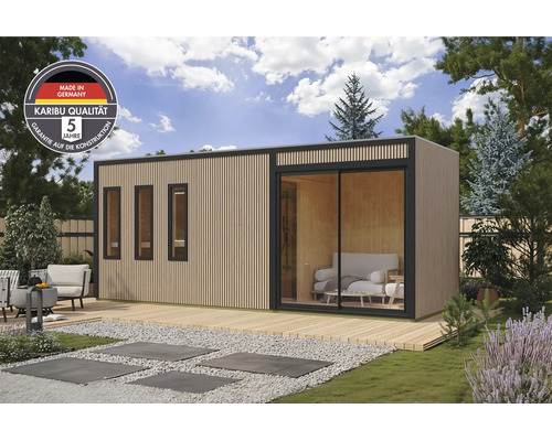 Modern tuinhuis met verticale houten bekleding, schuifdeur en drie ramen op een houten terras in de tuin, inclusief Karibu kwaliteitszegel.