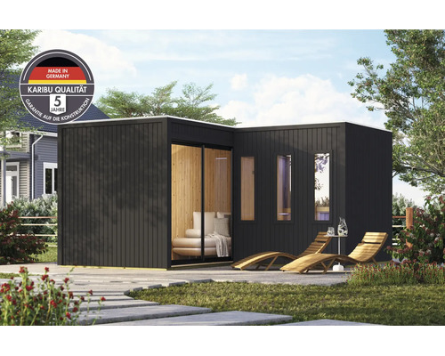 Moderne tuinlounge met plat dak en grote glazen puien op een terras met houten ligstoelen en Karibu kwaliteitskeurmerk.
