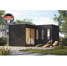 Moderne tuinlounge met plat dak en grote glazen puien op een terras met houten ligstoelen en Karibu kwaliteitskeurmerk.
