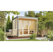 Houten tuinsauna met plat dak en glazen gevel in een tuin op een houten terras met zitmeubels in de buitenlucht.