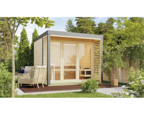 Houten tuinsauna met plat dak en glazen gevel in een tuin op een houten terras met zitmeubels in de buitenlucht.