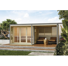 Houten tuinsauna met geïntegreerde overdekte loungeruimte en glazen pui op een houten terras in een tuin.