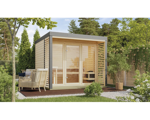 Moderne houten tuinsauna met glazen pui en plat dak in een verzorgde tuin met zitmeubels op een houten terras.