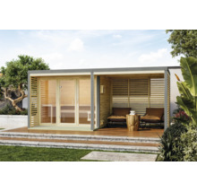 Moderne houten tuinsauna met glazen pui en overdekt terras inclusief zitplaatsen in de tuin op een houten terras.