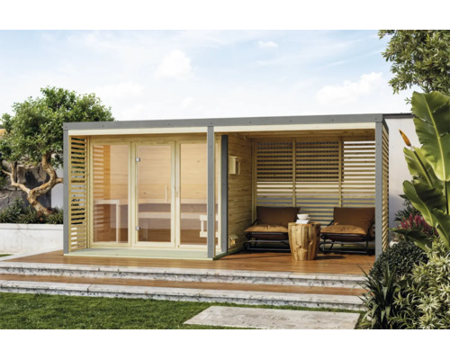 Moderne houten tuinsauna met glazen pui en overdekt terras inclusief zitplaatsen in de tuin op een houten terras.