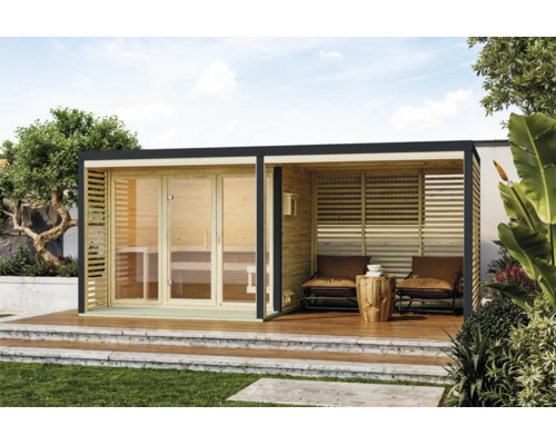 Moderne houten tuinsauna met glazen pui en aangrenzende overdekte loungeruimte op een terras in de tuin.