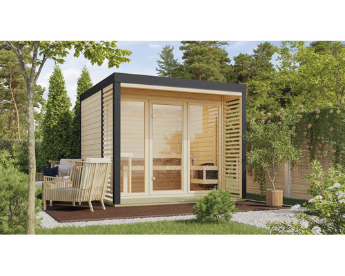Moderne houten tuinsauna met kamerhoge glaselementen en plat dak in een verzorgde tuin met terras.