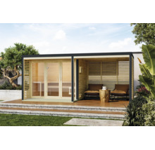 Moderne houten tuinsauna met terras en geïntegreerde rustruimte op een houten platform in de tuin.