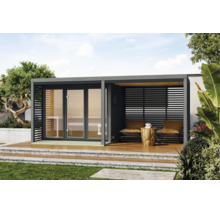 Moderne houten tuinsauna met glazen pui en overdekte lounge in de tuin geplaatst op een terras met treden.