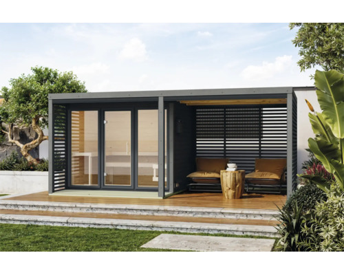 Moderne houten tuinsauna met glazen pui en overdekte lounge in de tuin geplaatst op een terras met treden.
