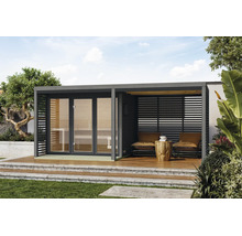 Moderne houten tuinsauna met glazen pui en geïntegreerde overdekte loungeruimte op een terras in de tuin.