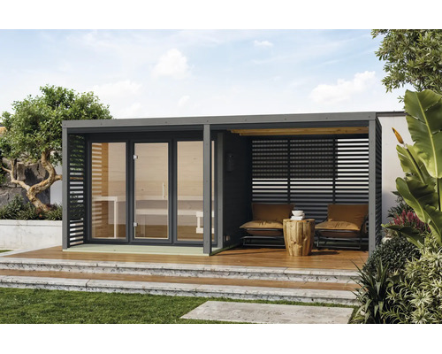 Moderne houten tuinsauna met glazen pui en geïntegreerde overdekte loungeruimte op een terras in de tuin.