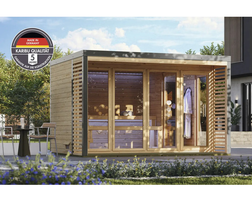 Moderne Karibu tuinsauna met glazen voorzijde en houten lamellen op een terras met fabrieksgarantie en Made in Germany keurmerk