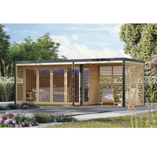 Moderne houten tuinsauna met glazen pui en overdekte loungehoek in de tuin.