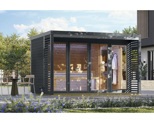 Moderne houten tuinsauna met grote glazen puien en een lattengevel in een tuin.