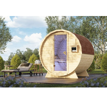 Houten tonvormige sauna met glazen deur op een houten terras in de tuin, aangevuld met een ligbed en een klein bijzettafeltje.