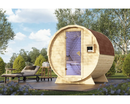 Houten tonvormige sauna met glazen deur op een houten terras in de tuin, aangevuld met een ligbed en een klein bijzettafeltje.