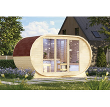 Ovale houten saunaton met glazen pui en pannendak in de tuin voor een woonhuis.