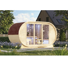 Ovale houten ton-sauna met glazen pui in een tuin voor een woonhuis.