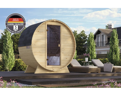 Karibu houten ton sauna met glazen deur op een terras in de tuin, inclusief fabrieksgarantie en Made in Germany kwaliteitskeurmerk.