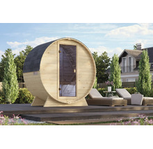 Houten tonvormige sauna met glazen deur op een terras in een tuin bij een woonhuis.
