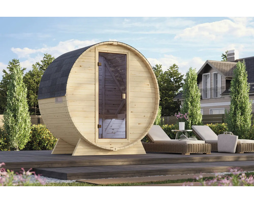 Houten tonvormige sauna met glazen deur op een terras in een tuin bij een woonhuis.