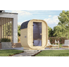 Ovale houten ton-sauna met glazen deur op een terras in de tuin naast ligstoelen.