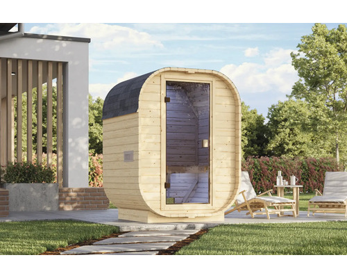 Ovale houten ton-sauna met glazen deur op een terras in de tuin naast ligstoelen.