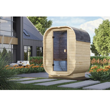 Moderne houten ton-sauna met glazen deur in een verzorgde tuin bij een woonhuis.