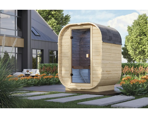 Moderne houten ton-sauna met glazen deur in een verzorgde tuin bij een woonhuis.