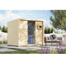 Houten buitensauna met glazen deur en bedieningselement in een tuin met loungemeubilair.