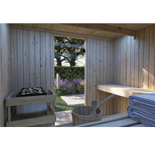 Zicht vanuit een houten Finse sauna op een tuin met bloeiende lavendelstruiken en een glazen pui met saunakachel en houten emmer.