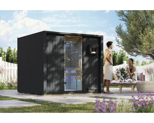 Moderne tuinsauna in een tuin met een stel dat voor de sauna ontspant. Houten saunahuis met glazen deur en bedieningspaneel.