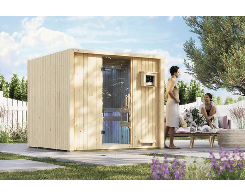 Houten buitensauna op een terras met een stel dat ontspant en geniet van de tijd in de buitenlucht.