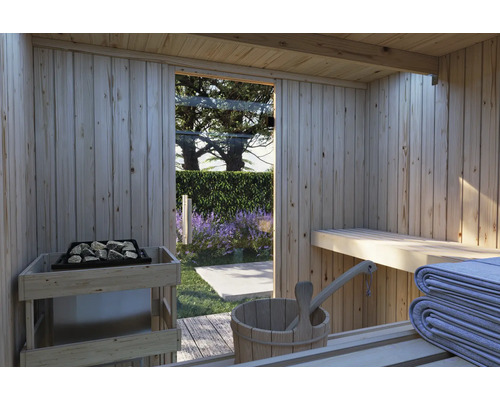 Zicht vanuit een houten Finse sauna op een tuin met bloeiende lavendelstruiken en een glazen pui met saunakachel en houten emmer.