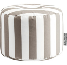 Ronde poef met verticaal strepenpatroon en Sitting Point Logo.