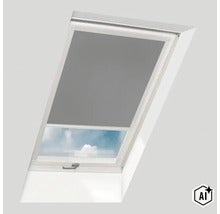 Dakvenster met ingebouwd zonwering rolgordijn voor schuine daken (Image AI modified or generated)