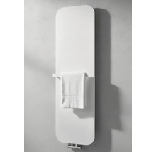 Verticale witte vlakke radiator voor de badkamer met afgeronde hoeken, geïntegreerd handdoekrek en een witte handdoek.