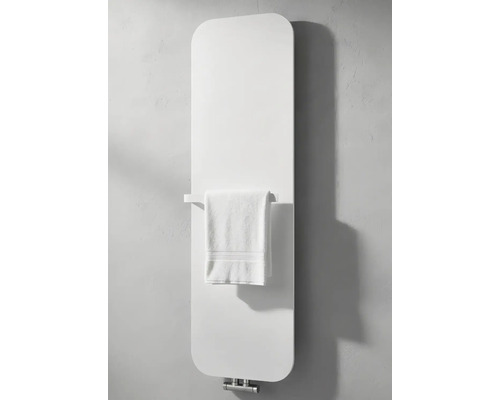 Verticale witte vlakke radiator voor de badkamer met afgeronde hoeken, geïntegreerd handdoekrek en een witte handdoek.