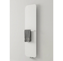 Witte verticale designradiator met vlakke voorzijde, afgeronde hoeken en handdoekstang.
