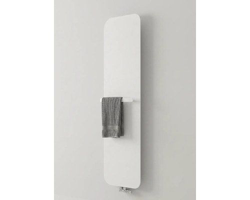 Witte verticale designradiator met vlakke voorzijde, afgeronde hoeken en handdoekstang.