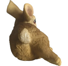 Bruin konijnenfiguur ter decoratie voor de tuin, achteraanzicht met gestructureerde vacht.