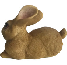 Decoratief konijnenfiguur zittend met getextureerde vachtlook.