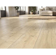 Laminaatvloer met lichte eikenlook in een moderne, lichte woonkamer met bank en planten.