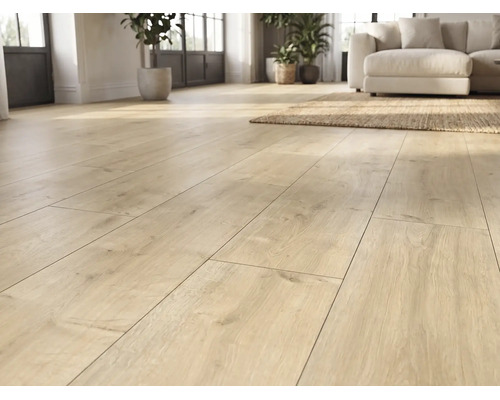 Laminaatvloer met lichte eikenlook in een moderne, lichte woonkamer met bank en planten.